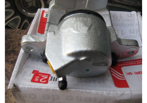 Супорт передній правий Renault 9, 11, 19, 21, Twingo, Logan, Logan MCV, Sandero, II, Clio, II, Megane, Rapid, Super 5, 6001547617, 7701201770, 7701208172, 7701499275